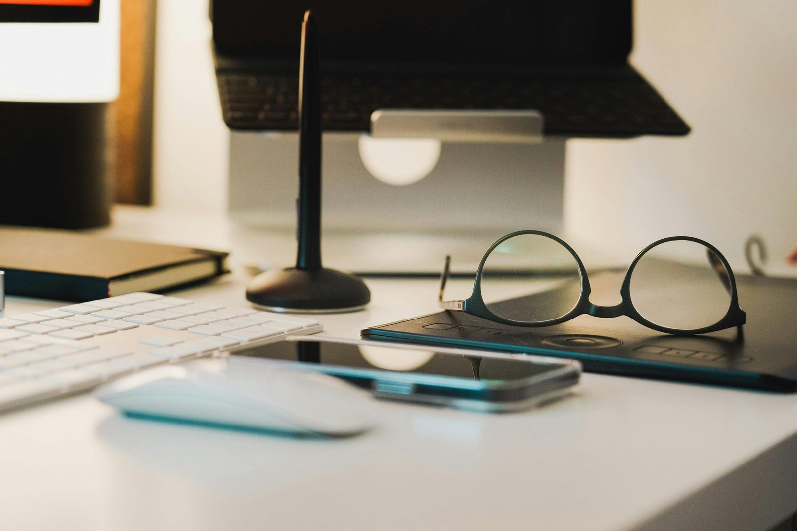 Read more about the article Home Office Investments: 6 That Actually Pay Off in 2025